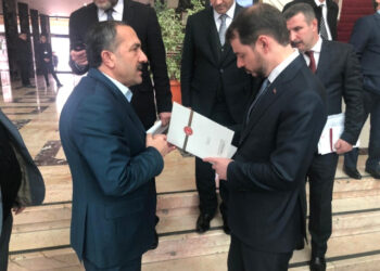 AKP’li vekil: Kazanamazsak silahlı çeteler peydahlanacak, başörtülüler caddelerde yürüyemeyecek