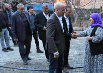 Ahmet Şık, Taybet İnan’ın ailesini ziyaret etti: Bunları yapanlardan hesap soracağız