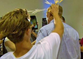 Senetör Anning’in kafasını yumurta kıran Egg Boy, Yeni Zelanda mağdurlarına  62 bin dolar bağışladı