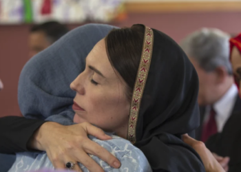 Başbakan Ardern bir Anne şefkatiyle yanık yürekleri serinletiyor