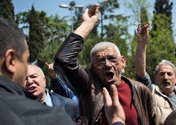 ‘Cehennem kütüğü işkenceci Raci’: 12 Eylül’ün işkencecisi Albay cenazesi başında lanetlendi