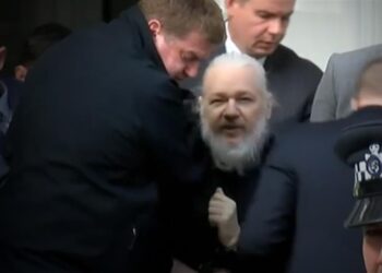 Mahkemeye çıkarılan Wikileaks’in kurucusu Assange tutuklandı