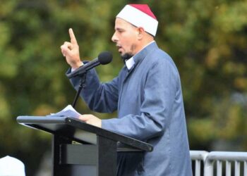 Christchurch’te terörist saldırıya uğrayan Cami İmamı: ‘Yumurta çocuk’ Senatör Anning’e insani değerler dersini verdi