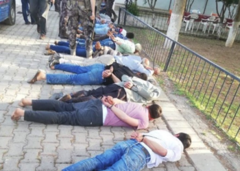 AKP 12 Eylül darbecileri gibi: Vatandaşları ters kelepçeyle yüzüstü yatırıp gözaltına alarak eziyet ettiler
