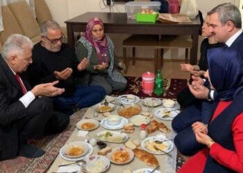 Mübarek ay da seçim şovu: AKP’li Yıldırım’ın, masa varken yerde iftar yapması sosyal medyada alay konusu oldu