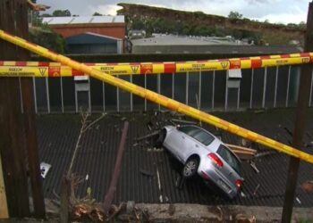 Sydney’de bir otomobil işyerinin çatısına uçtu