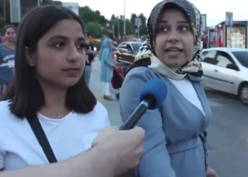 Mikrofon uzatılan vatandaş AKP’yi topa tuttu: Tayyip Erdoğan bir işe yaramıyor bunun farkına varsın insanlar, o bizim önderimiz değil