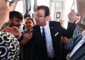 Ekrem İmamoğlu tramvayda İstanbulluların taleplerini dinledi