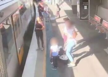 Tren ve platform arasına düşen çocuk yolcular tarafından kurtarıldı