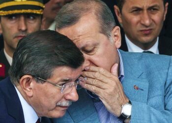 Saray’a ‘meydan okuyan’ Müstafi Başbakan Davutoğlu: Terörle mücadele defterleri açılırsa birçok insan, insan yüzüne çıkamaz