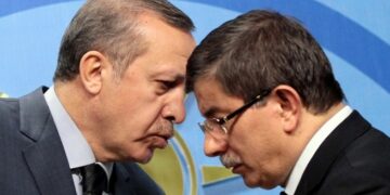 Saray’a ‘meydan okuyan’ Müstafi Başbakan Davutoğlu: Terörle mücadele defterleri açılırsa birçok insan, insan yüzüne çıkamaz