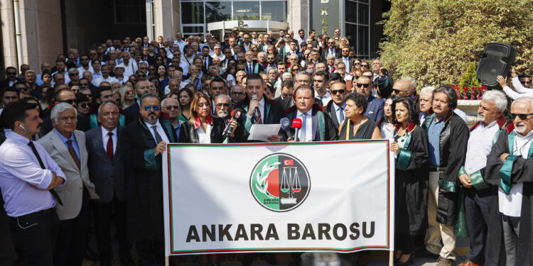 ANAKRA BAROSU UYESI AVUKATLAR, ANKARA ADLIYESI ONUNDE BASIN ACIKLAMASI YAPTI, ARDINDAN ANITKABIR'I ZIYARET ETTI. ANKARA BAROSU BASKANI ERINC SAGKAN'IN BASKANLIGINDA HEYET, ATATURK'UN MOZOLOESINE CELENK BIRAKARAK ANITKABIR OZEL DEFTERINI IMZALADI. FOTO-HARUN OZALP-ANKARA-DHA