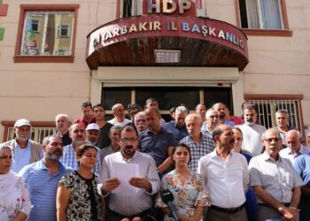 HDP: Binamızın önünde, ‘çocuklarımız dağa götürüldü’ eylemini yapan aileleri polis yönlendiriyor