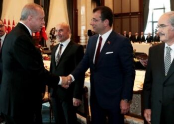 Toplantıda sandalyesi kırılan İmamoğlu yere düştü: Saray komplosu mu?