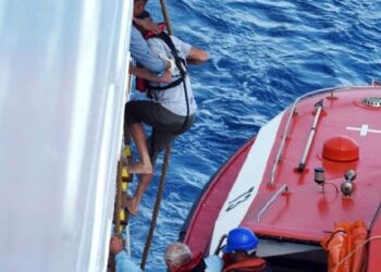 Yatı su almaya başlayan 3 kişinin imdat çağrılarına lüks yolcu gemisi yetişti