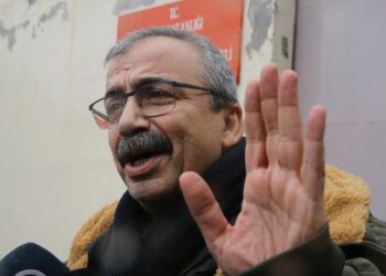 AYM’den ‘hak ihlali’ kararı: Sırrı Süreyya Önder tahliye kararını uygulayacak hakimler adliyede olmadığından serbest kalamıyor
