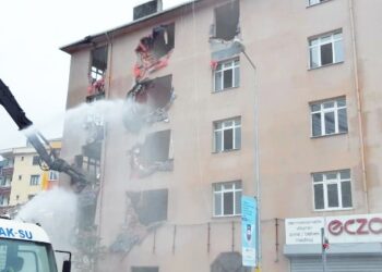 İçinde öğrencilerin kaldığı yurt binasını AKP’li Belediye gece yarısı baskınıyla yıktı