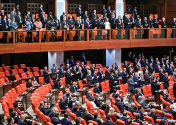 CHP’li ve HDP’li vekiller, Erdoğan’ı oturarak karşıladı