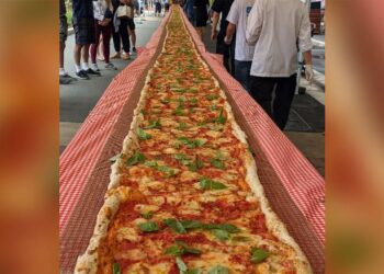 İtalyan restorandan yangında mücadele veren itfaiyecilere 130 metrelik pizza