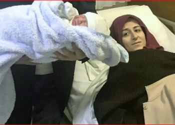 Polisler, yeni doğum yapan anneyi gözaltına almak için kapıda bekliyor