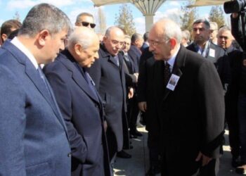 Ellerini cebinden çıkarmadı: Bahçeli, cenaze töreninde Kılıçdaroğlu’nun elini sıkmadı