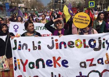Kadınlar Diyarbakır’da ‘Özgürlüğe yürüyoruz’ şiarıyla alanlara çıktı