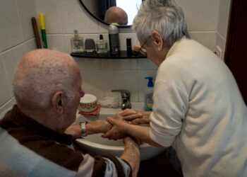 65 yaşına takılan siyasiler: Türkiye’de 65 yaş üstü vatandaşlarına dışarı çıkmasına yasağı
