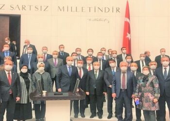 Masumların ölümü için el kaldıran AKP’liler yasayı toplu fotoğrafla kutladı
