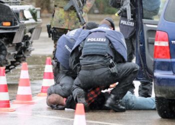 Almanya’da şiddet uygulayan 3 polis görevden alındı