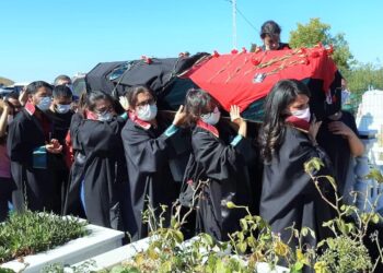 Avukat Ebru Timtik, polis müdahalesi altında Gazi Mezarlığı’nda defnedildi