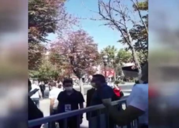 Polis Atatürk’ün resminin bulunduğu flamaları Zafer Anıtına sokmadı
