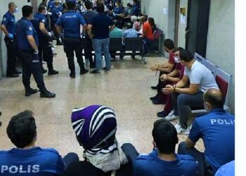 Türkiye’de savunmanın getirildiği nokta: Gözaltındaki avukatlar plastik kelepçeyle adliyede