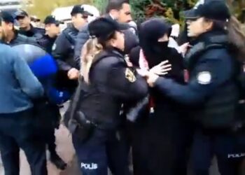 AKP rejimi, 28 Şubat’a rahmet okutuyor: Furkan Vakfı mensubu bayanların boğazı sıkılarak gözaltına alındı