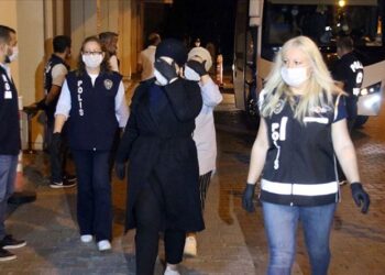Dört gündür gözaltında olan 22 kız öğrenci serbest bırakıldı, 5 kişi tutuklandı