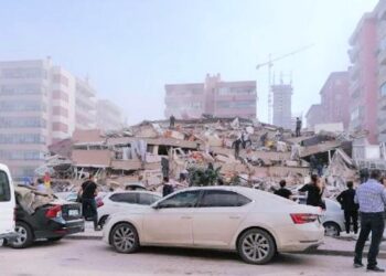 Deprem, İzmir’i vurdu: 6.6 büyüklüğündeki depremde, çok sayıda bina yıkıldı