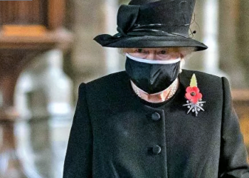 Kraliçe Elizabeth ilk kez halk içinde maskeli görüntülendi