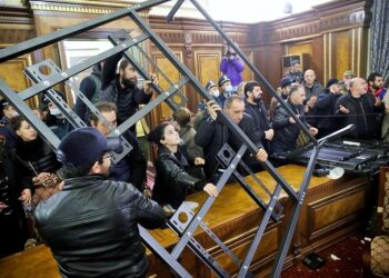 Ermenistan karıştı: Karabağ anlaşmasına kızanlar, parlamento binasını bastı