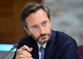 Fahrettin Altun’un şikâyet ettiği 80 yaşındaki kadının evini polisler bastı!