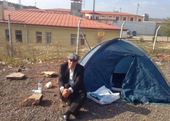 Mahmut Alınak çıplak aramalara karşı ‘insan hakları nöbeti’ne başladı