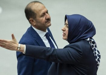 Kadınlardan Özlem Zengin’e ‘çıplak arama’ tepkisi çığ gibi: Siz de hiç utanma, arlanma yok mu?