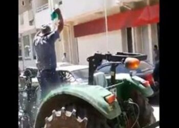 Borcunu ödeyemeyen çiftçi banka önünde kendini yakmaya çalıştı