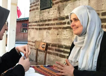 Havuz Gazetesi Akit’in yazarı dil barajını da Cemaat’e bağladı: Sınavı geçenler ya batıcı ya F..Ö’cü