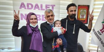 Anlamlı ziyaret: Doğumhaneda gözaltına alınan anne, bebeğiyle Gergerlioğlu’nu yalnız bırakmadı