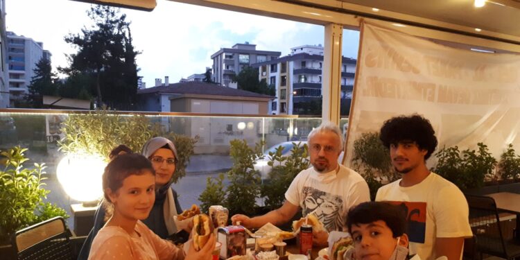 Koronaya yakalanarak vefat etti: Eşimi önce yoğun bakımlık hale getirdiler,  sonra tahliye ettiler