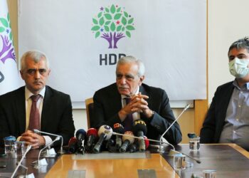 Adalet nöbetinde 3. gün: Gergerlioğlu’ndan AKP’li Meclis Başkan’ı Şentop’a, TBMM duvarındaki yazıyı hatırlattı