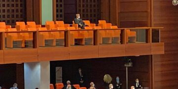 Özgül ağırlığı kalmadı: Bülent Arınç, 23 Nisan Özel Oturumu’nu diplomatlara ayrılan yerde tek başına izledi