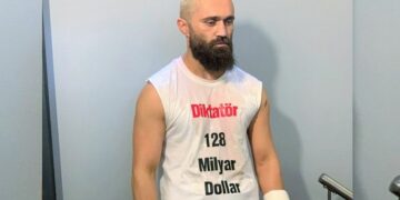 Boksör Ünsal Arık ringe ‘128 Milyar Dolar Nerede?’ yazılı tişörtle çıktı