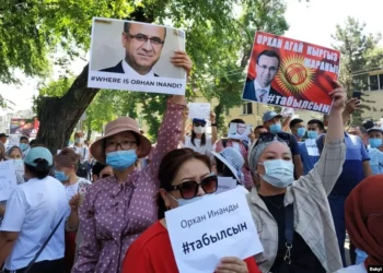 Halk Bişkek Türk Büyükelçiliği önünde nöbette: “Orhan İnandı nerede?”