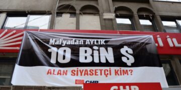 Daha önce “128 milyar dolar nerede?” pankartını asmıştı: CHP’den  mafyadan’10 bin dolar alan siyasetçi kim?’ pankartı