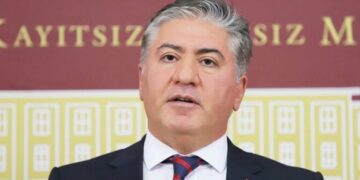 CHP’li Murat Emir: Aracı firma Çin’den aşıyı 7 dolara alıyor, devlete 12 dolara satıyor